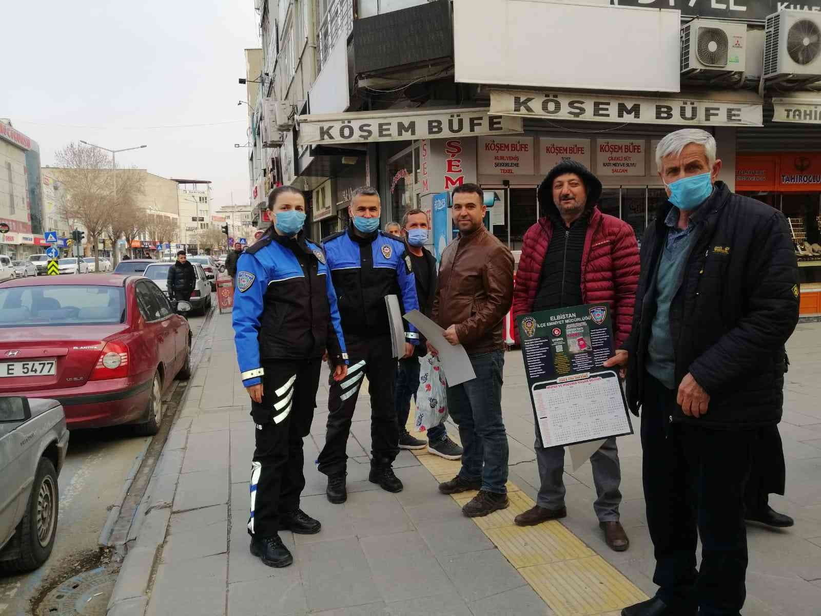 Polis ekipleri vatandaşa uyarıcı bilgilerin yer aldığı takvim dağıttı #kahramanmaras