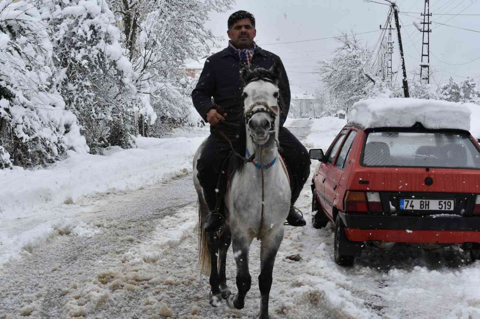 Kış esaretinde ulaşımını atı ile sağlıyor #bartin