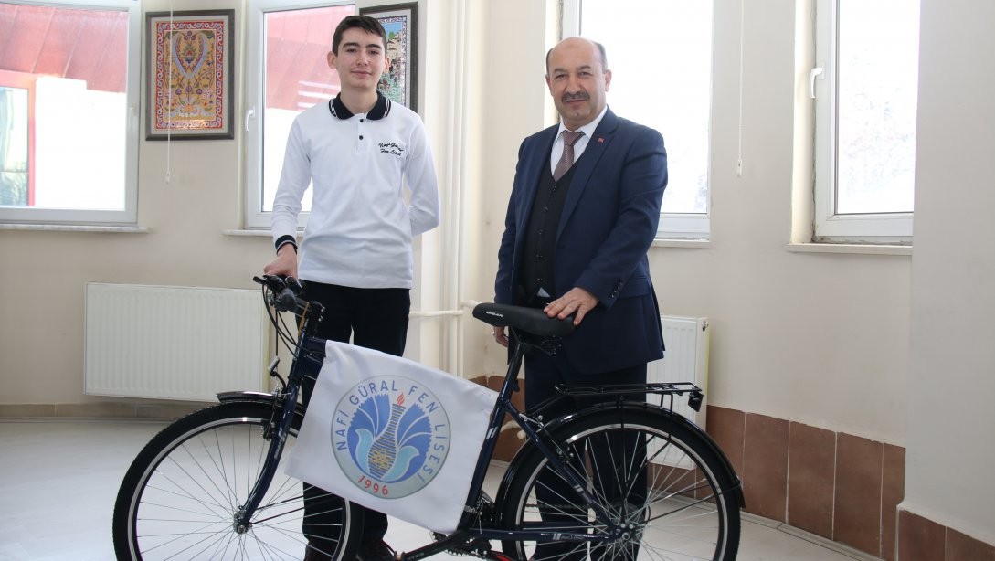 Bilgi Yarışmasında Türkiye ikincisi olan Kütahyalı öğrenciye bisiklet ödülü #kutahya