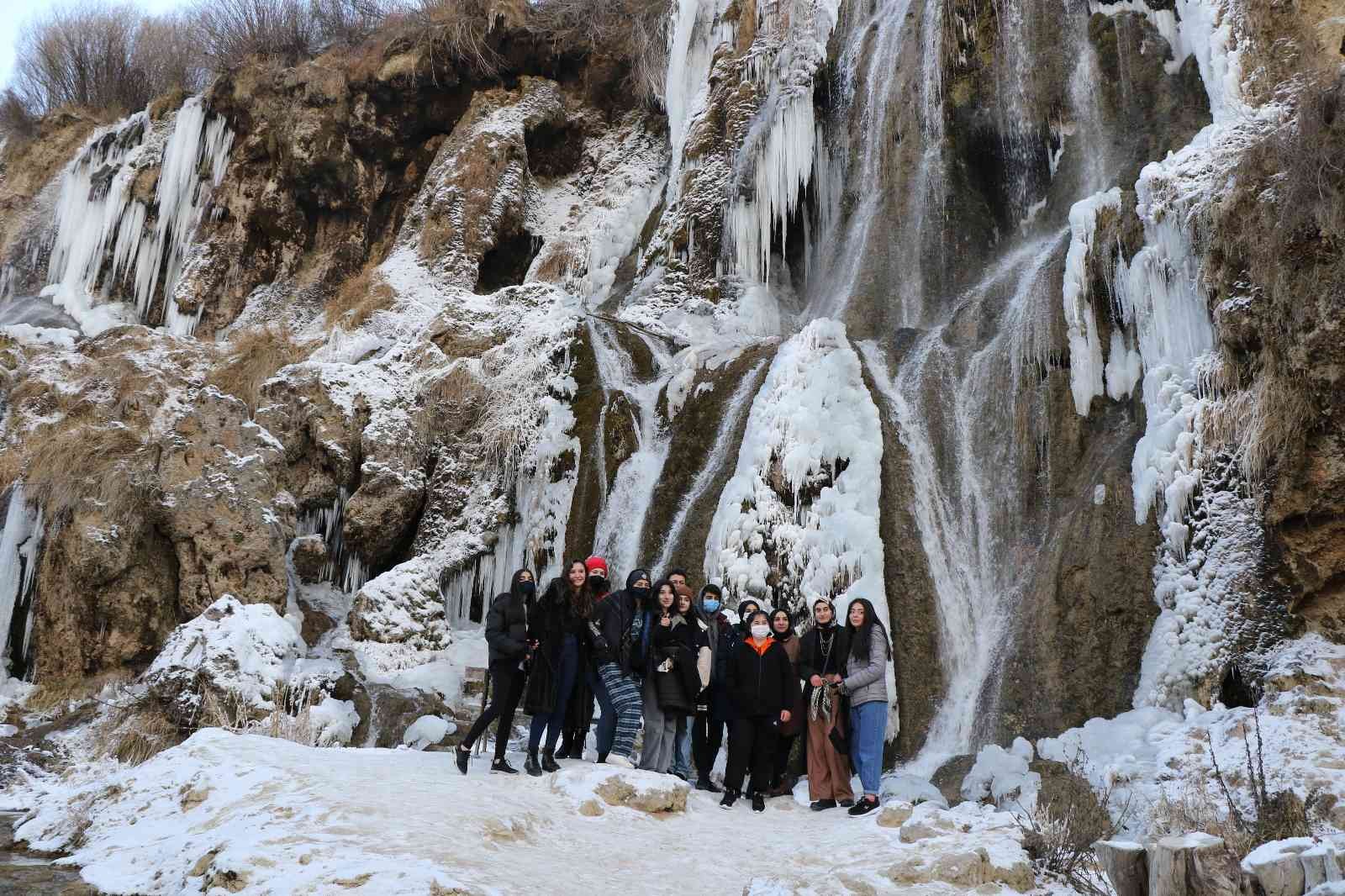 Girlevik Şelalesi dondu, görenler hayran kaldı #erzincan