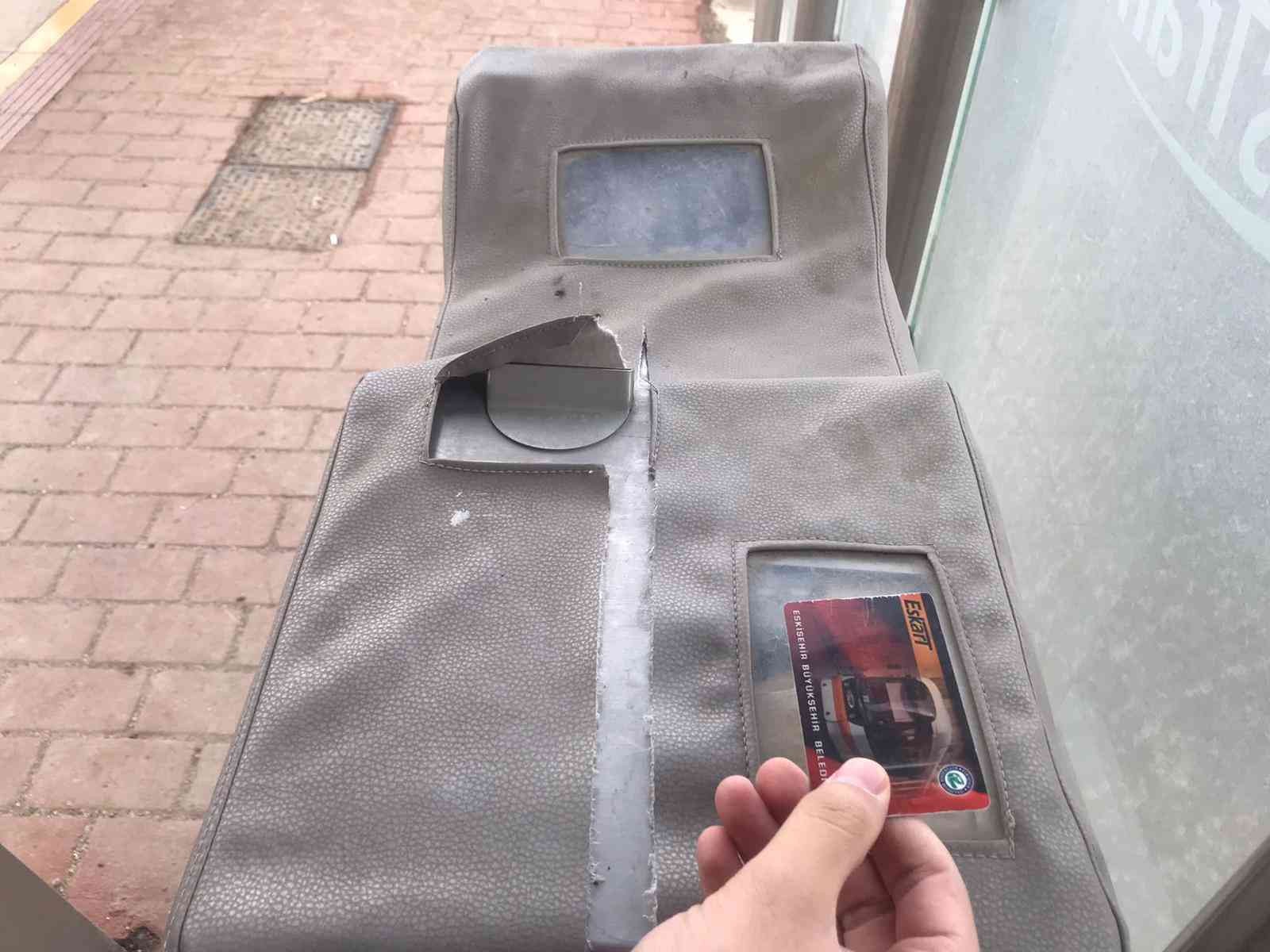 Eskişehir’deki tramvay durağı bakımsızlığıyla dikkat çekiyor #eskisehir