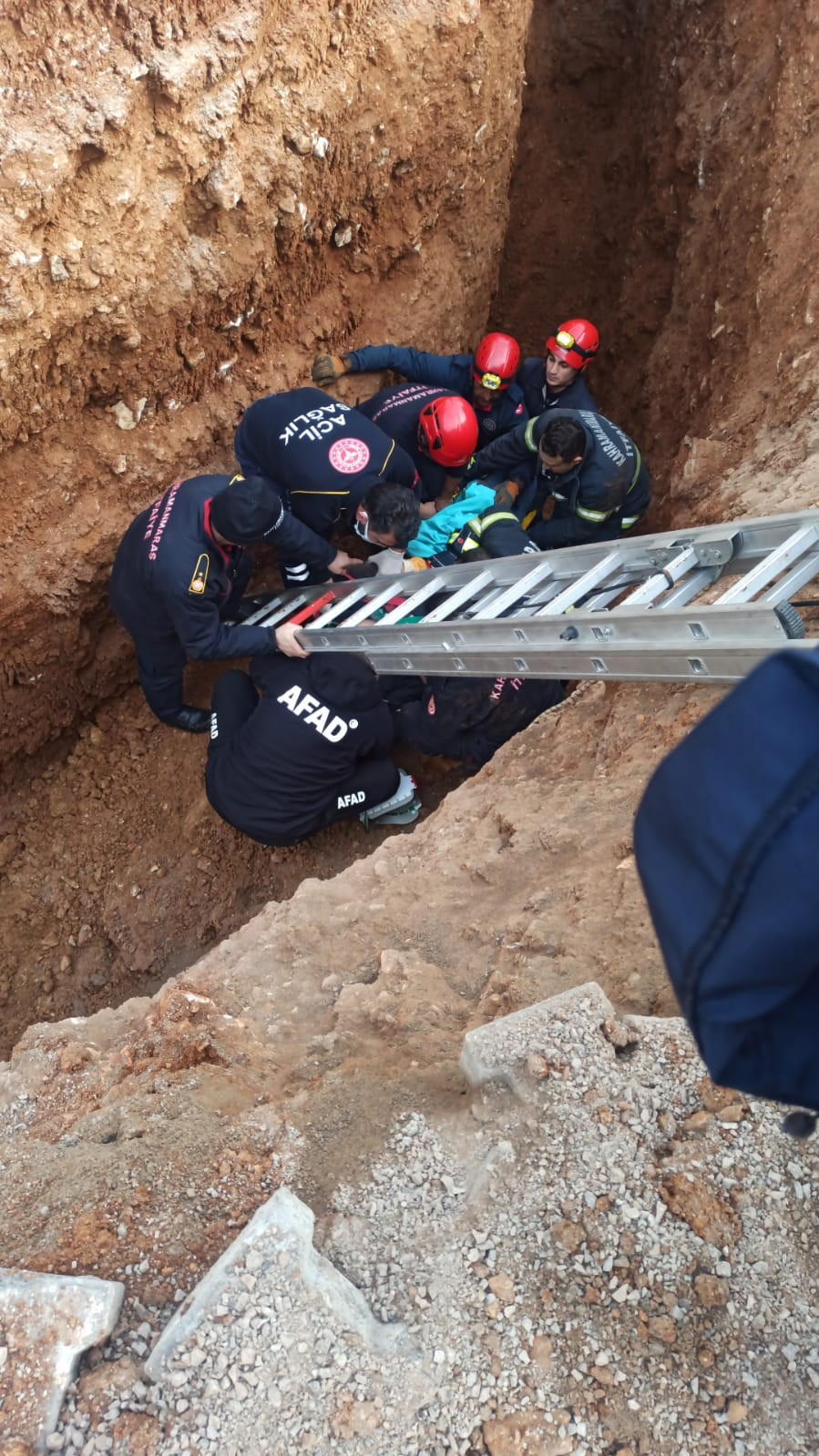 Kahramanmaraş’ta kanalizasyon kazısında göçük: 1 işçi yaralandı #kahramanmaras