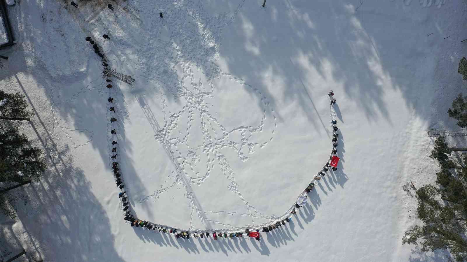 Sarıkamış Şehitleri için karla kaplı yaylada 10 kilometre yürüdüler #sakarya