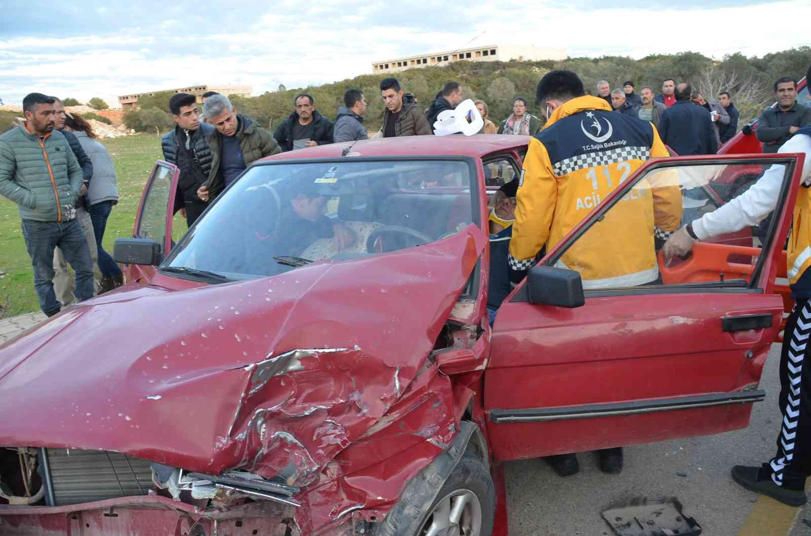 Trafik kazasında otomobilin içinde sıkışan sürücüyü itfaiye kurtardı #aydin