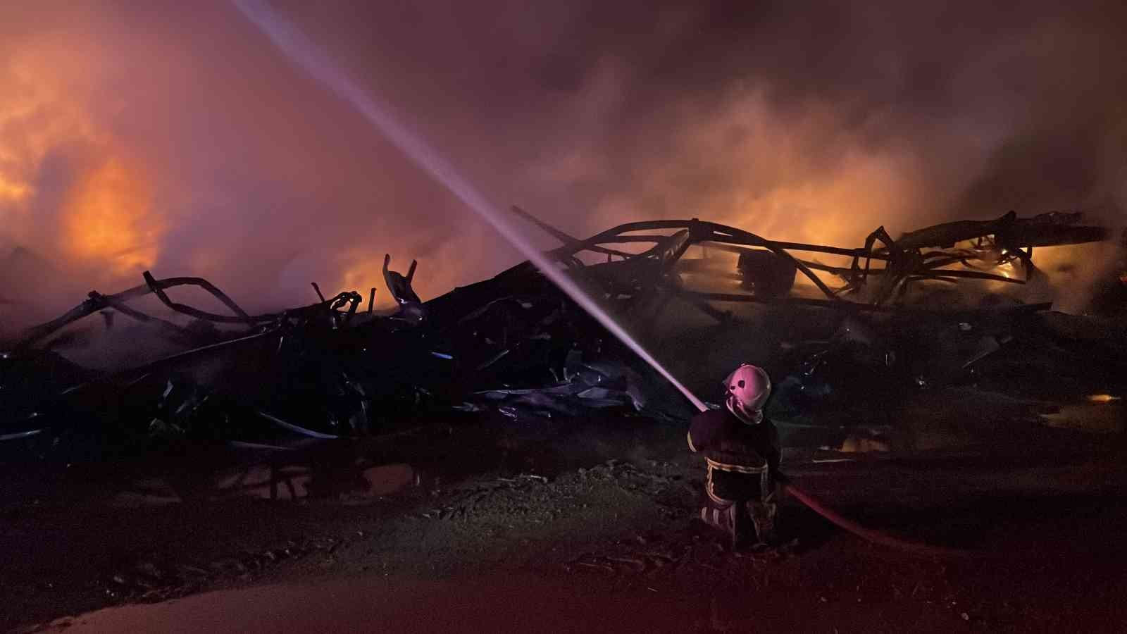 Düzce Valiliğinden fabrika yangını açıklaması: Yangın kontrol altına alındı #duzce