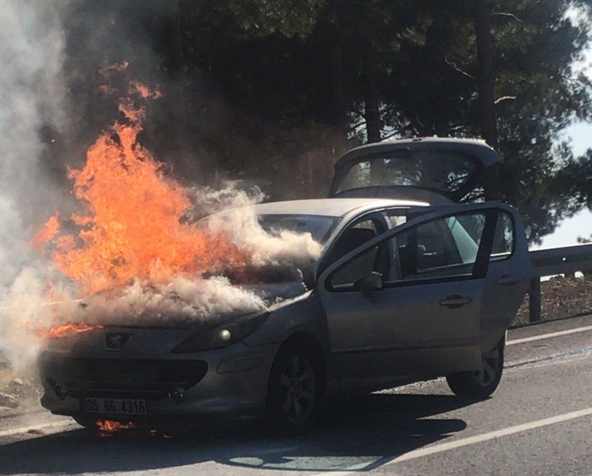 Dağ yolundaki otomobil yangını korkuttu #kahramanmaras