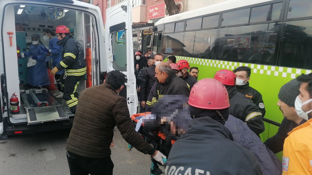 Çocuklarıyla birlikte otobüsün altında  kalan kadın hayatını kaybetti #kocaeli