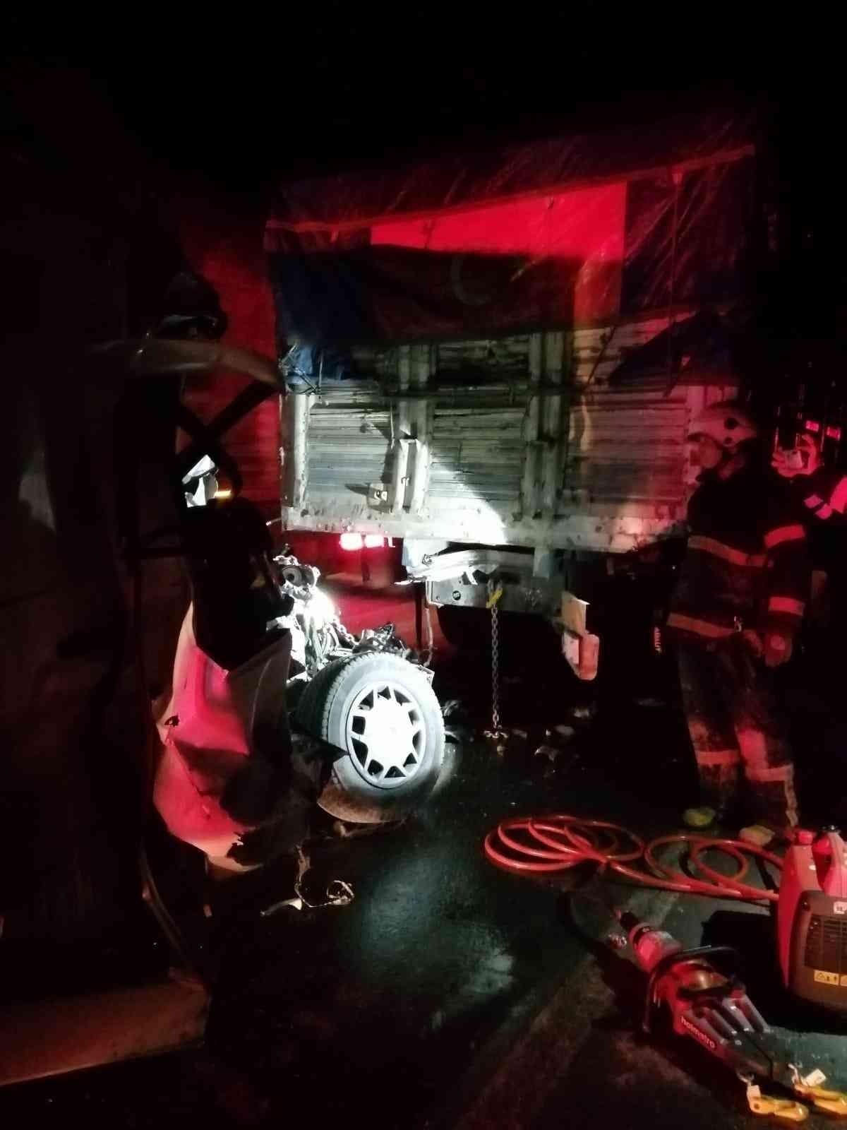 Kütahya’da minibüs kamyonla çarpıştı: 1 ölü #kutahya
