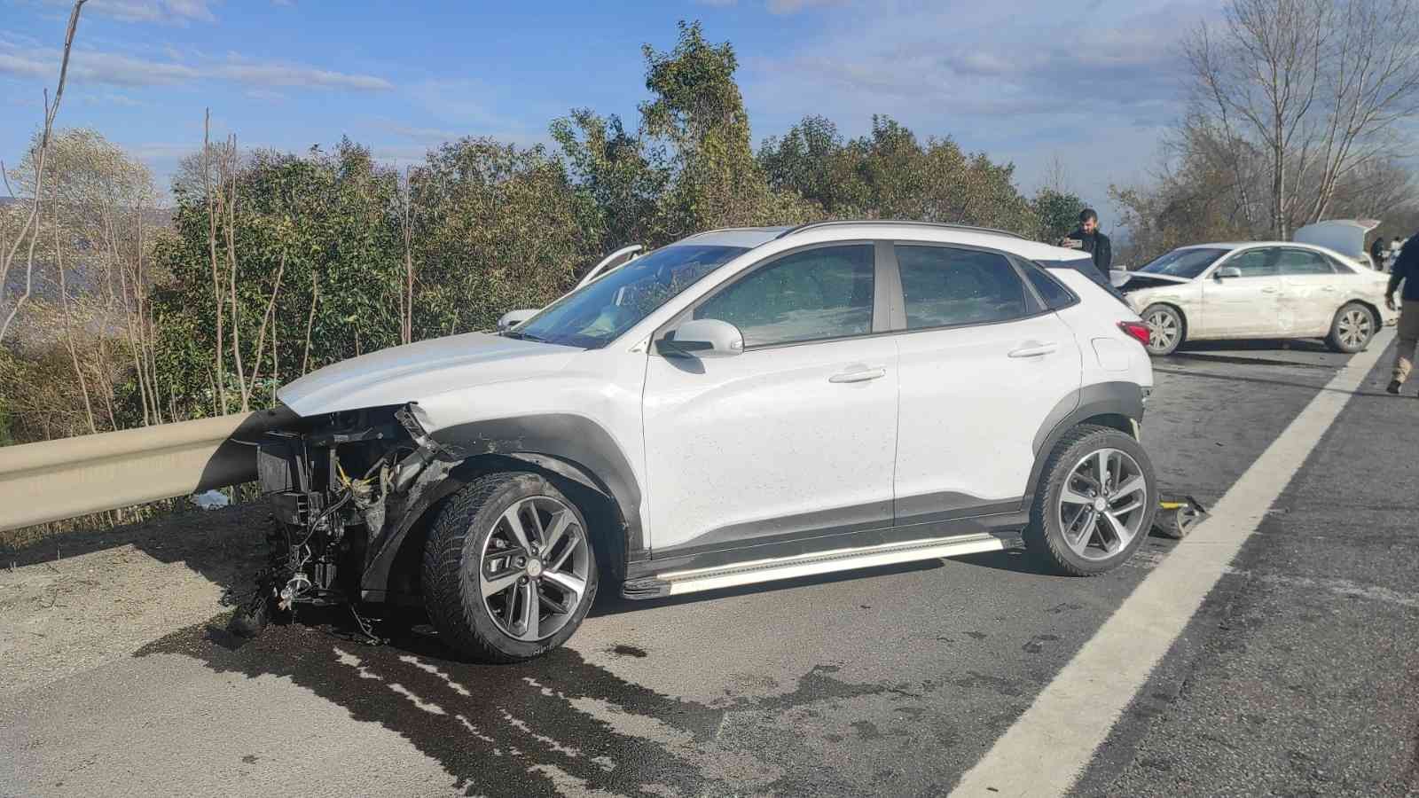 TEM’de lüks otomobil ve SUV tarzı araç çarpıştı: 3 yaralı
