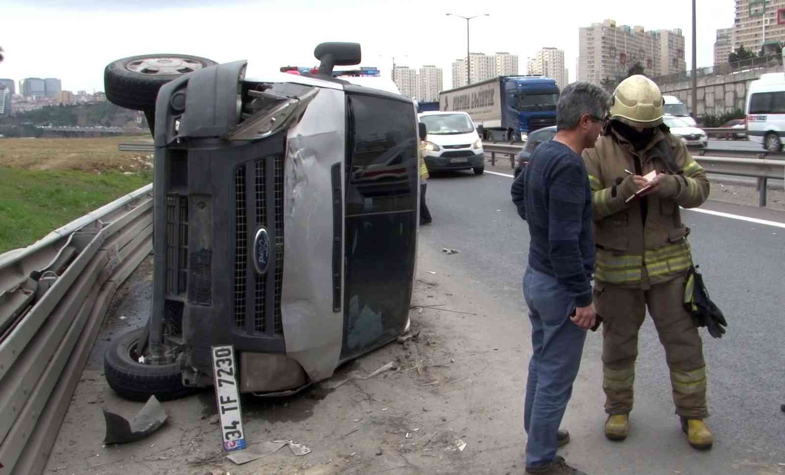 Avcılar Tem Otoyolunda para yüklü zırhlı araç devrildi: 1 yaralı #istanbul