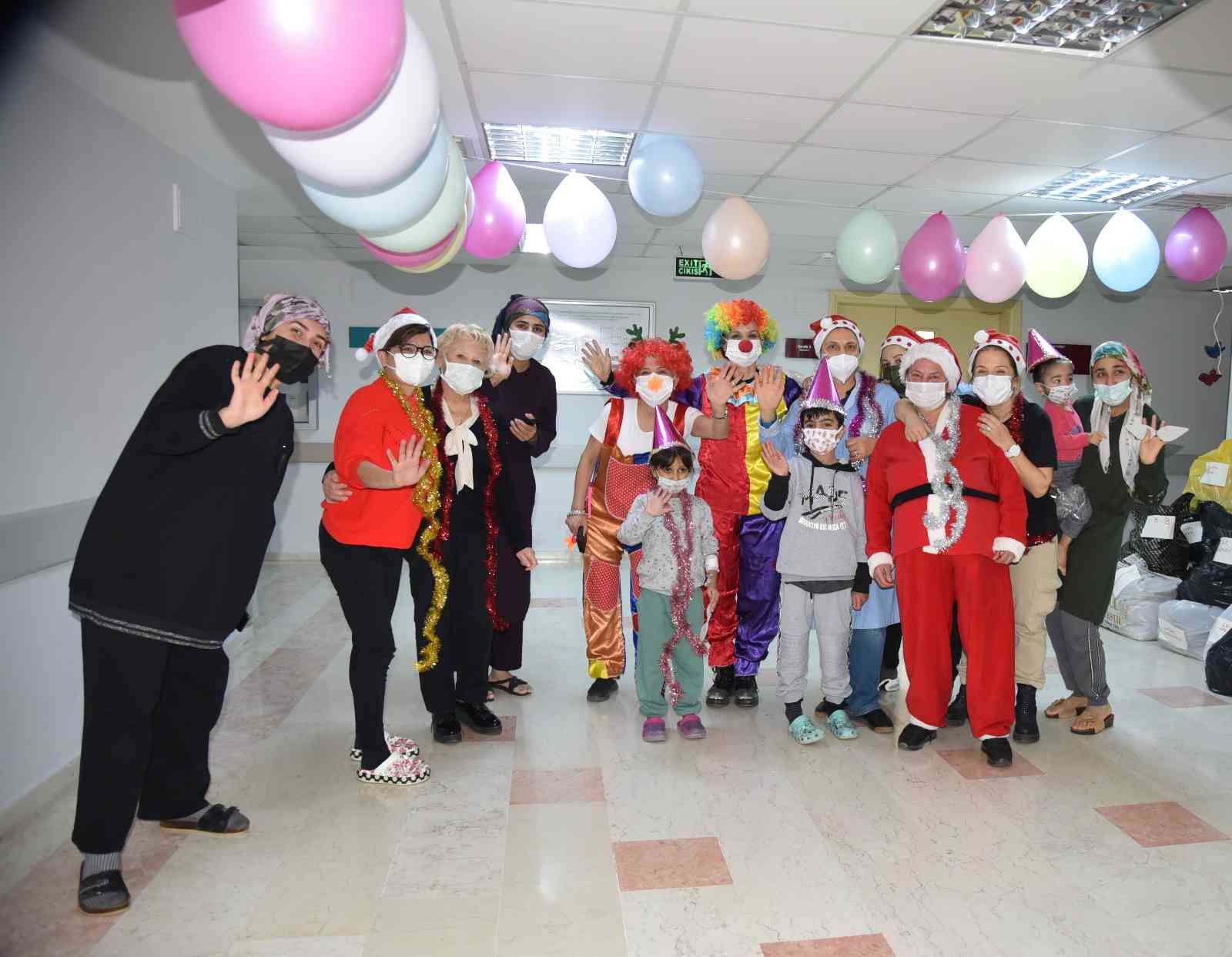 Hastanede tedavi gören miniklere yeni yıl kutlaması #adana