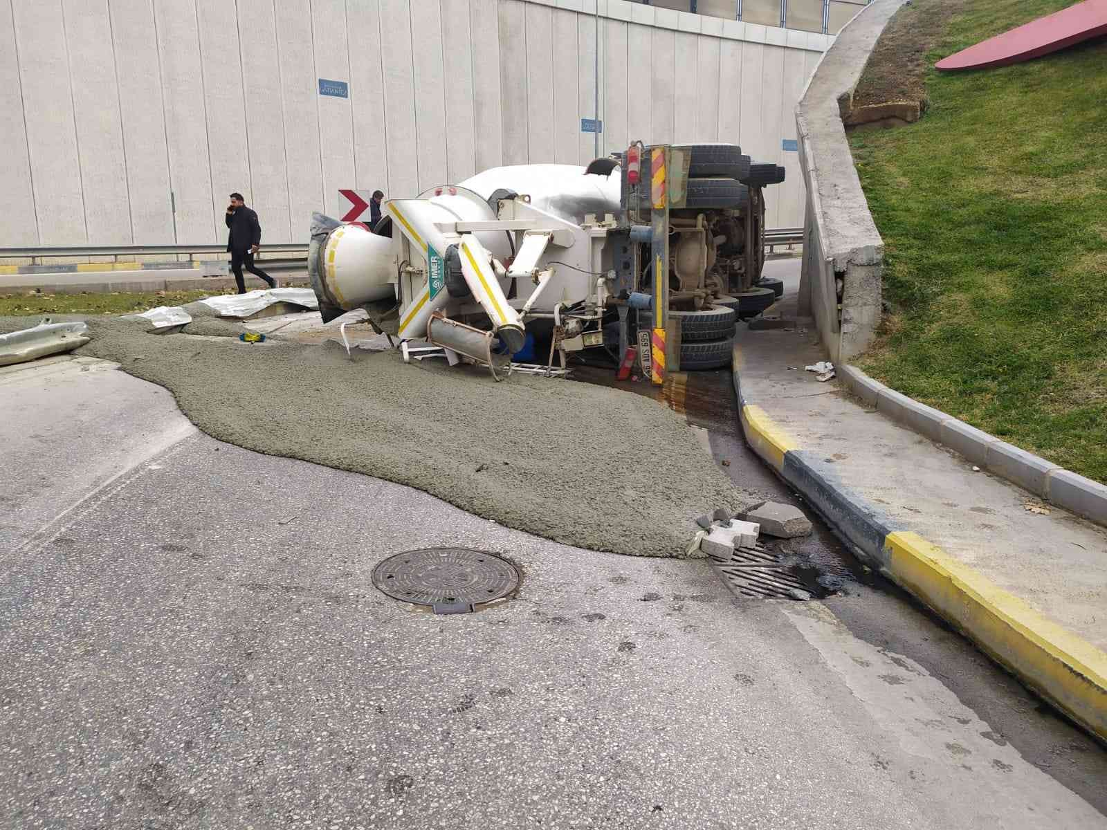 Virajı alamayan beton mikseri devrildi, içerisindeki sıvı beton yola döküldü #gaziantep