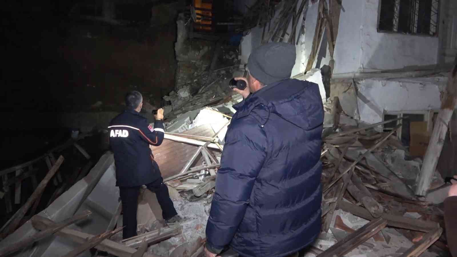 Kırıkkale’de iki katlı metruk bina çöktü #kirikkale