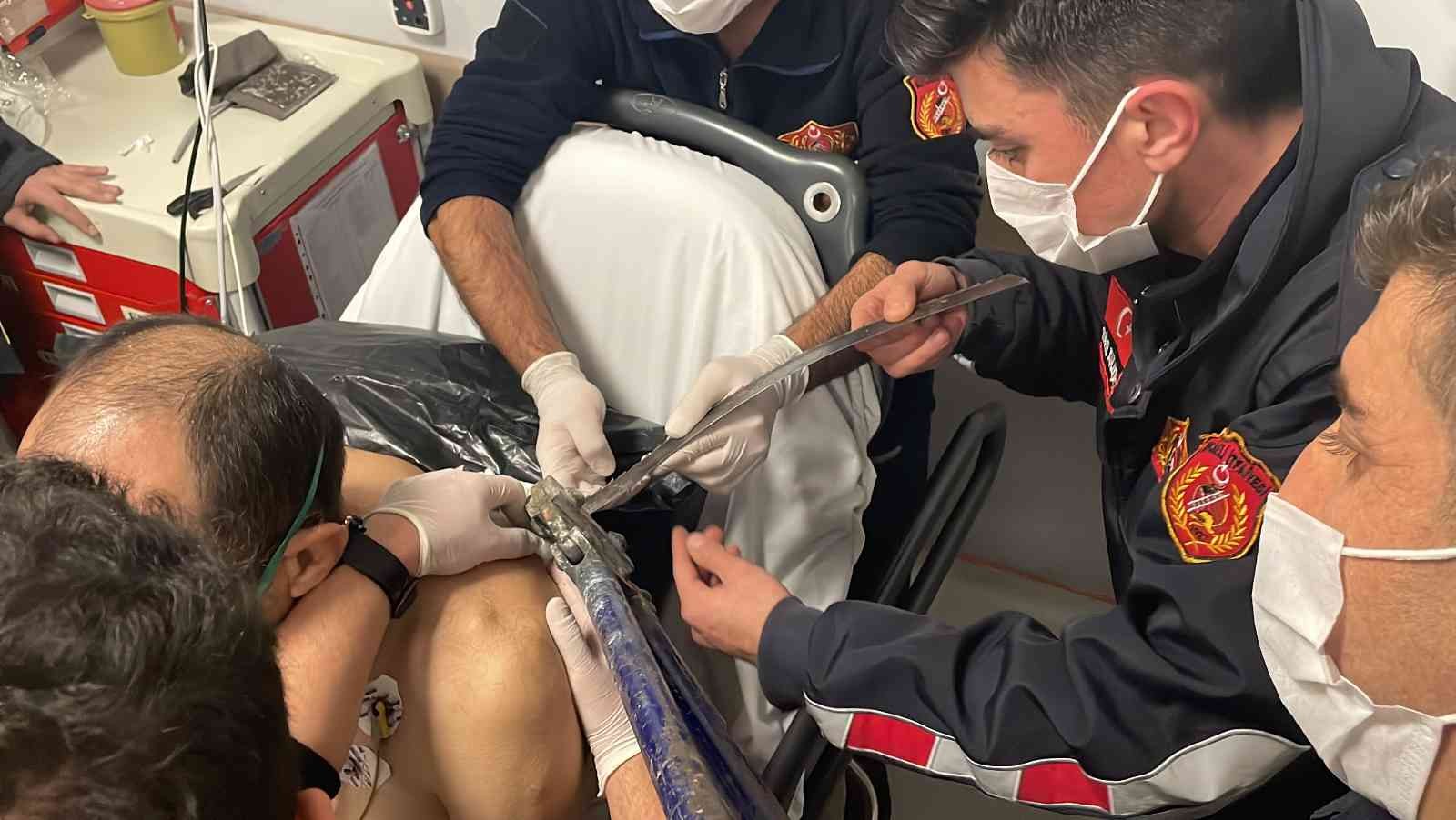Sırtına saplanan testere ile hastaneye geldi #kocaeli