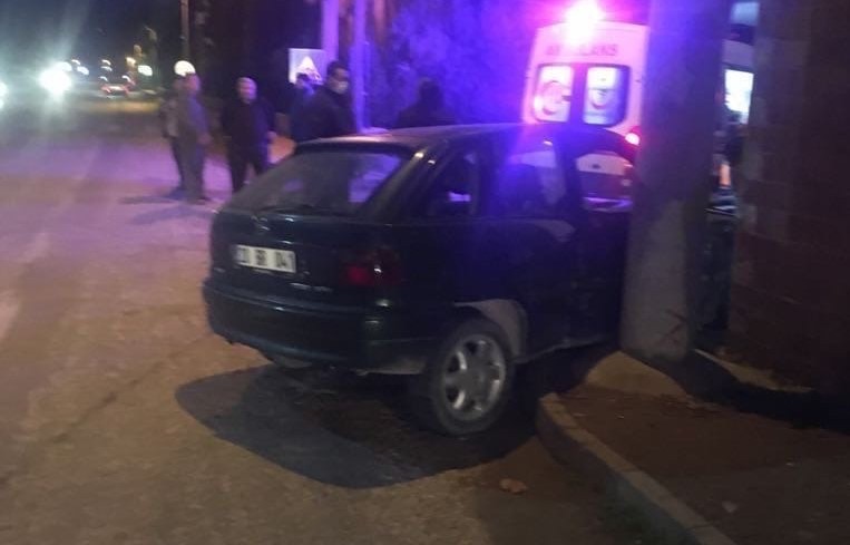 Sürücüsünün direksiyon hakimiyetini kaybettiği otomobil kaldırımdaki kadına çarptı #manisa