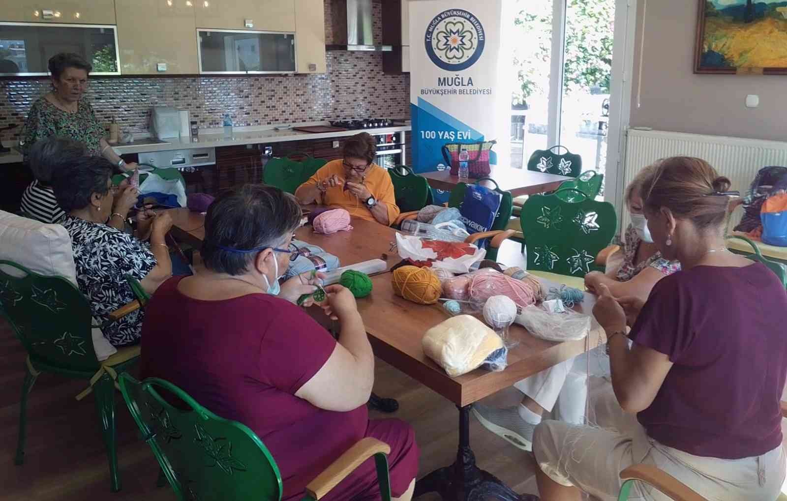 100 Yaş Evi üyelerinden ihtiyaç sahiplerine atkı  ve kazak #mugla