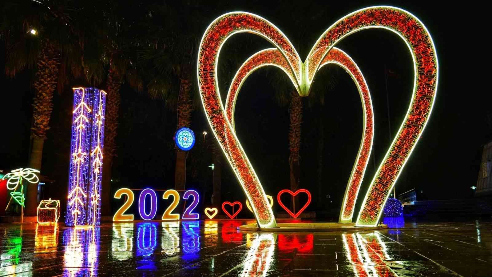 Milas’ta ilçe meydanı yeni yıl için süslendi #mugla