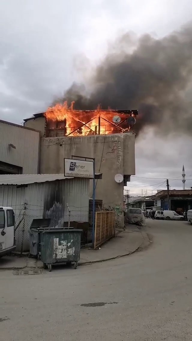 Sanayi sitesindeki dükkanın çatı katı alev alev yandı