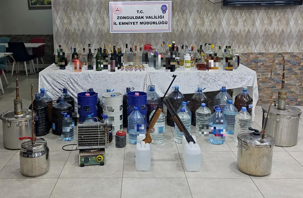 Zonguldak’ta litrelerce sahte içki ele geçirildi #zonguldak