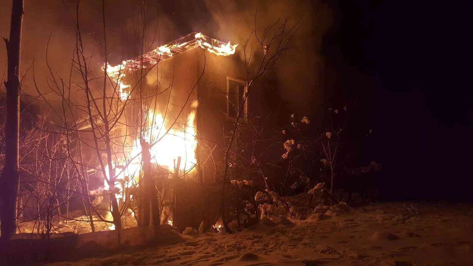 Yangın çıkan ev kullanılamaz hale geldi #adana