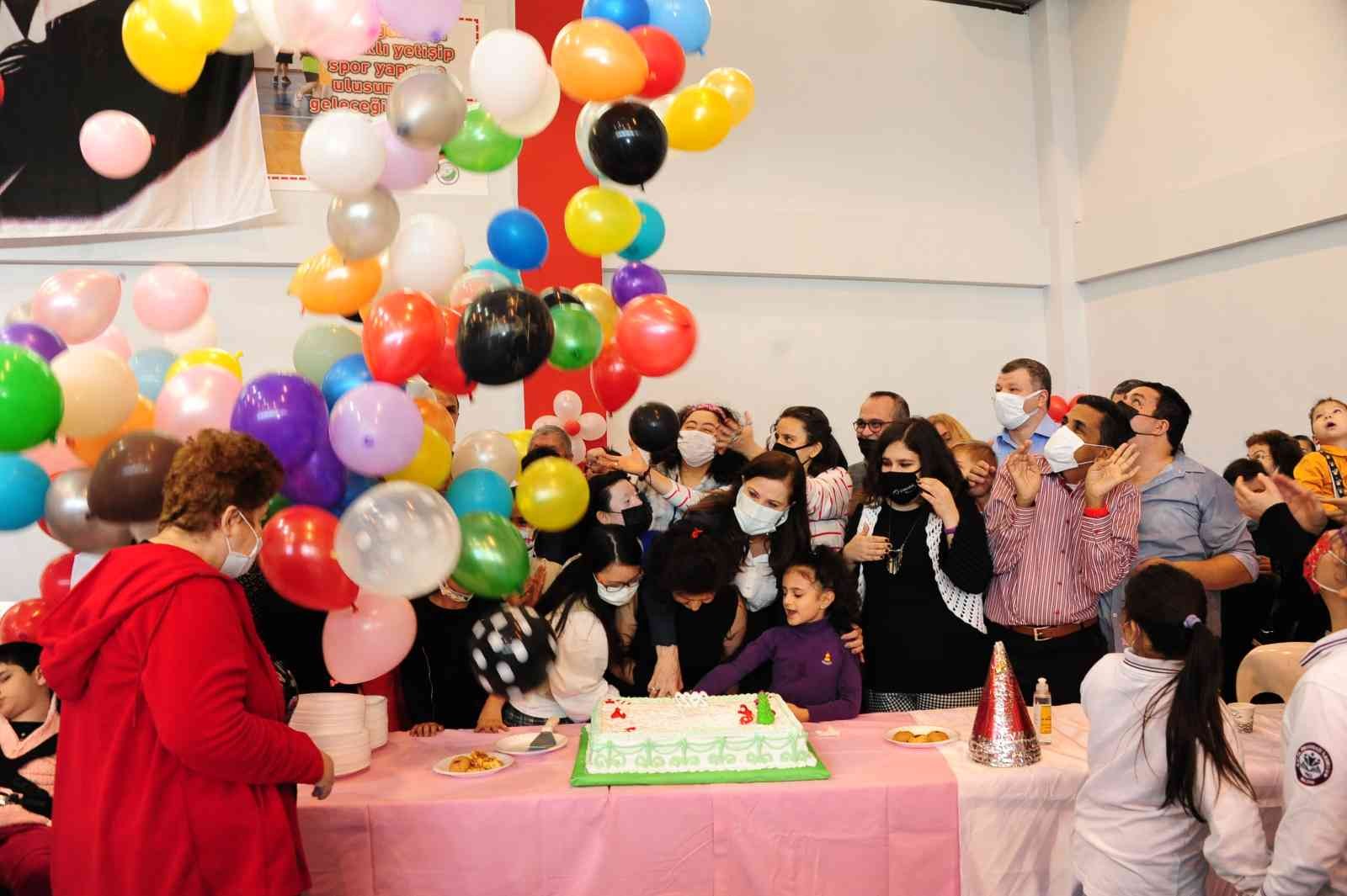 Balçova’daki yeni yıl partisinde engelli gençler doyasıya eğlendi #izmir