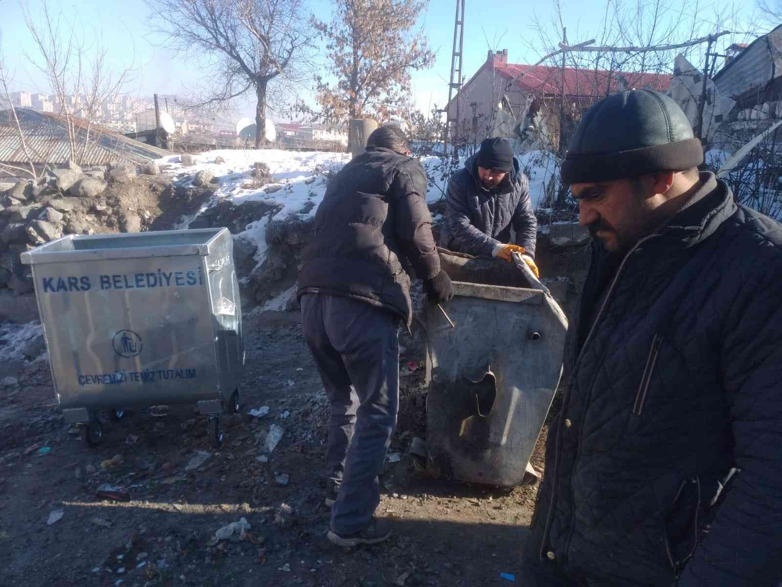 Kars’ta belediye çöp konteynırlarını yeniliyor #kars