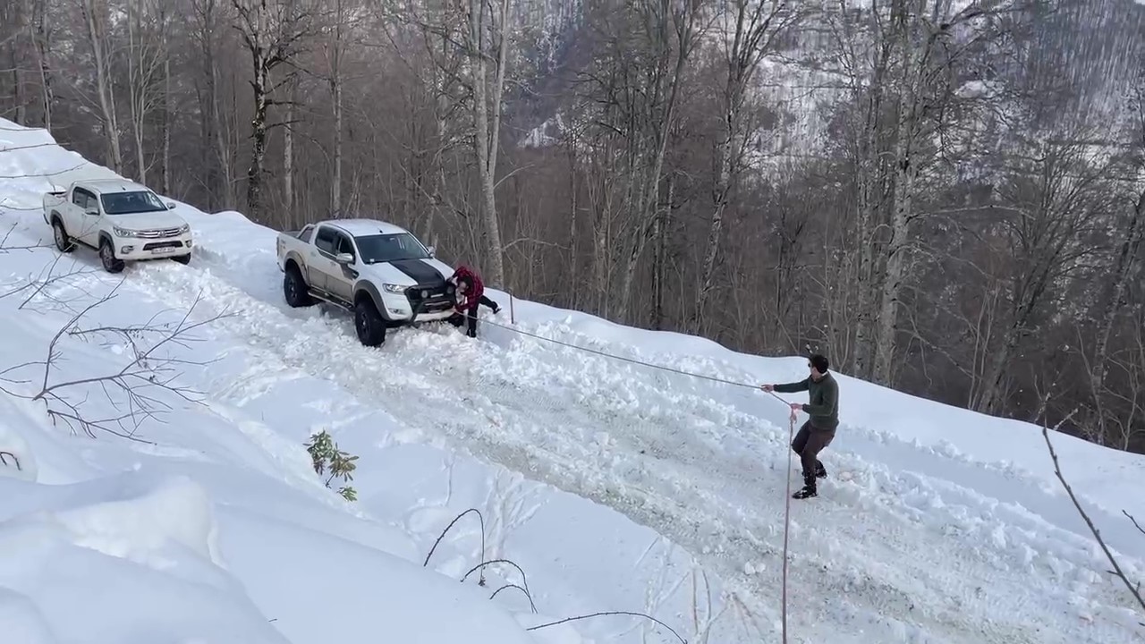 Araçlar karda mahsur kaldı, yardıma vatandaşlar yetişti #kocaeli