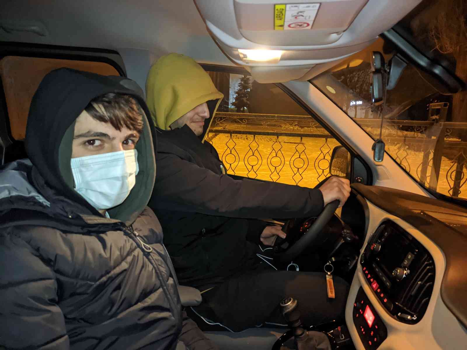 Hava eksi 23 derece, sürücüler gece nöbetine başladı #ardahan