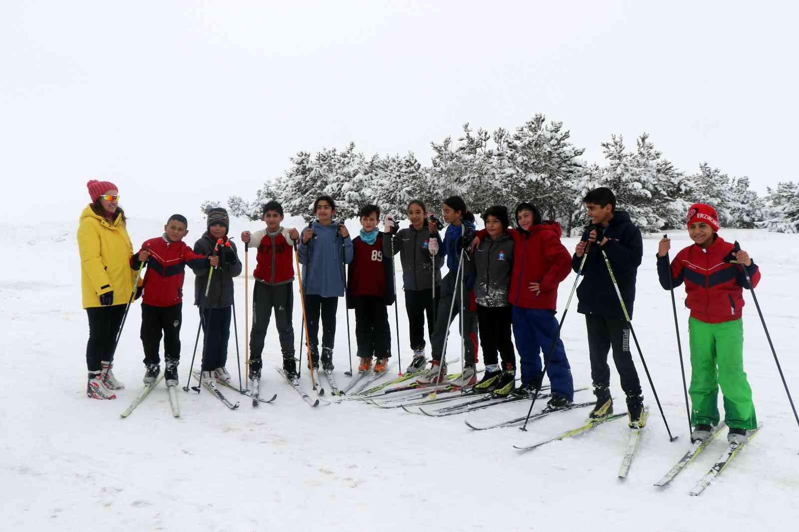 Kayakçılar yarışlara yüksek kesimlerde hazırlanıyor #erzincan