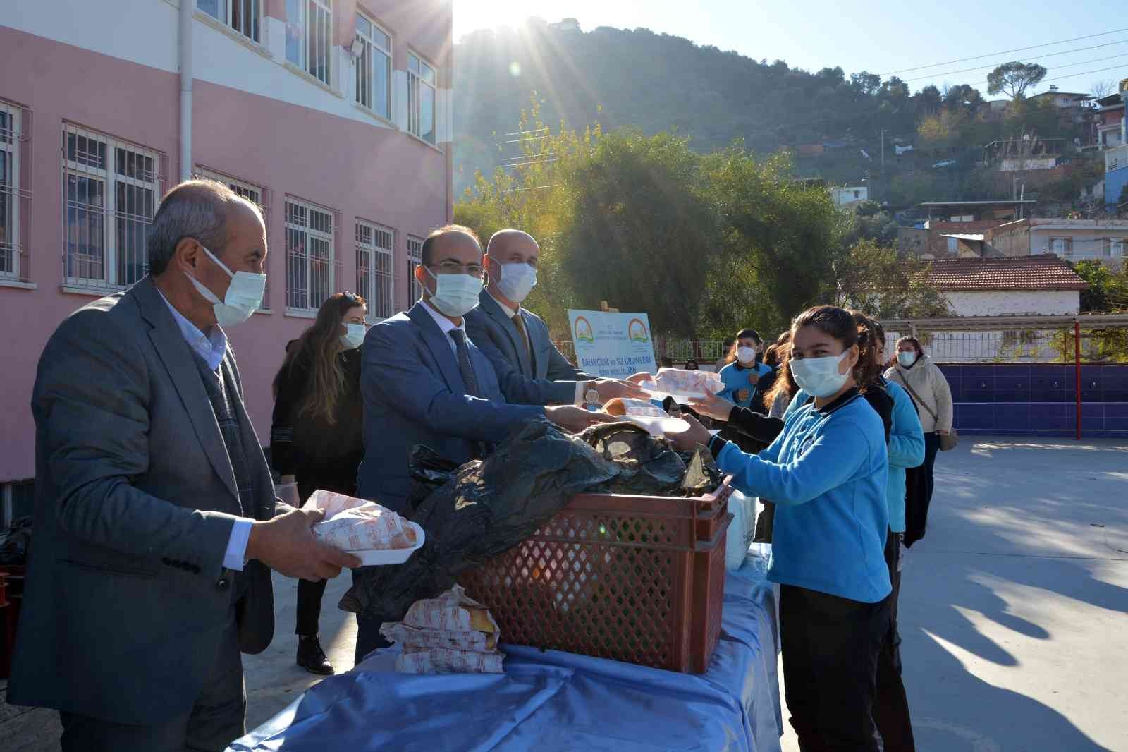 Koçarlı’da öğrencilere 500 adet balık ekmek dağıtıldı #aydin