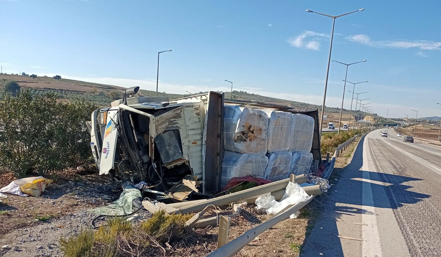 Devrilen kamyonun sürücüsü yaralandı #osmaniye