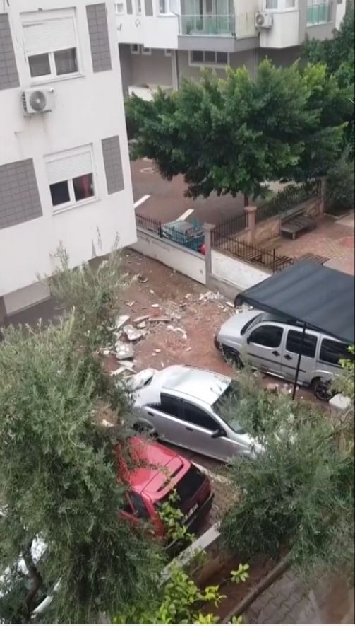 ’Kırmızı kod’ uyarısının yapıldığı Antalya’da fırtına çatı uçurdu