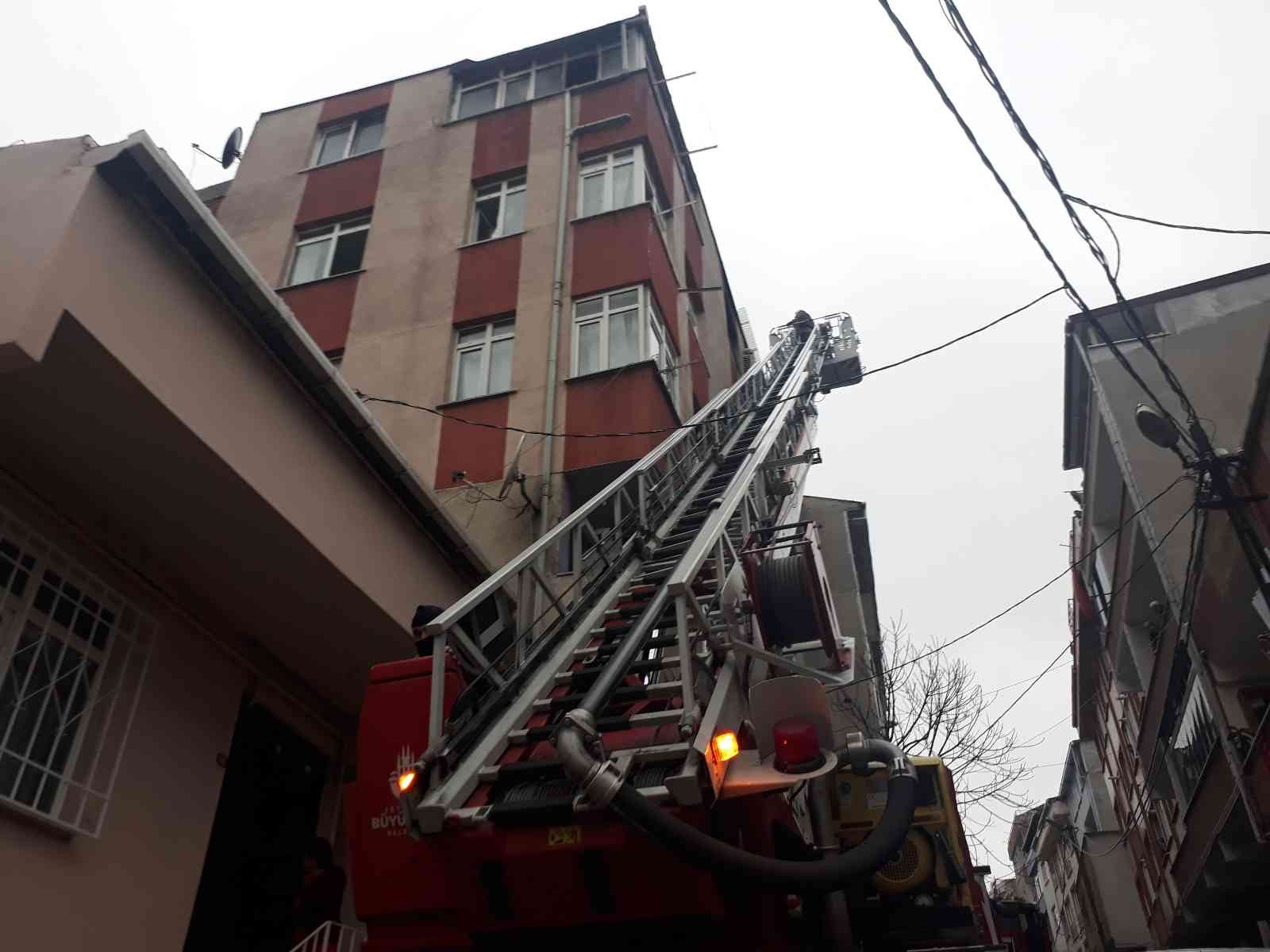 Bağcılar’da korkutan yangın: 1 kişi dumandan etkilendi #istanbul