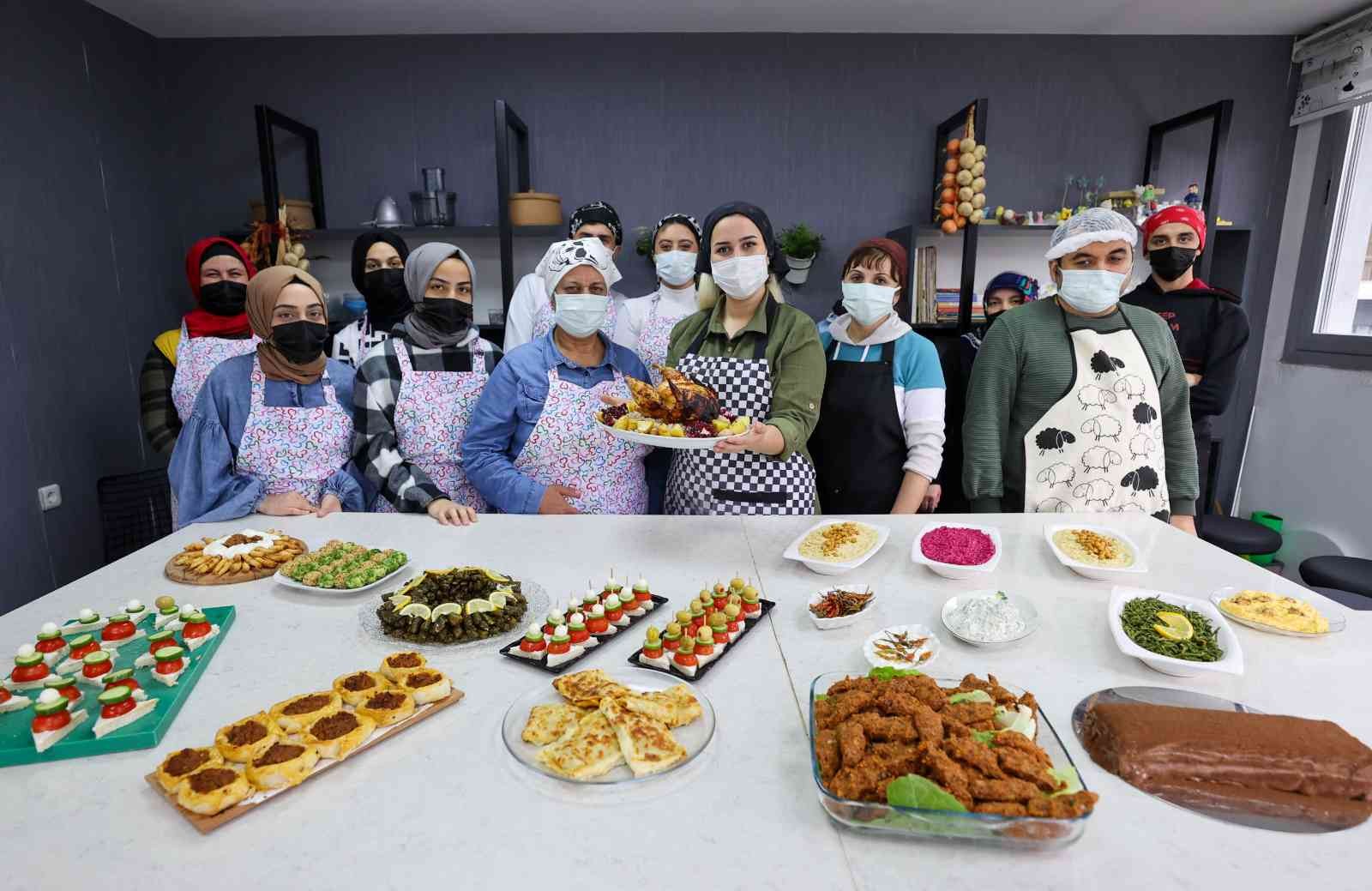 Buca’da kursiyerler Türk ve dünya mutfağından lezzetli tarifler öğreniyor #izmir
