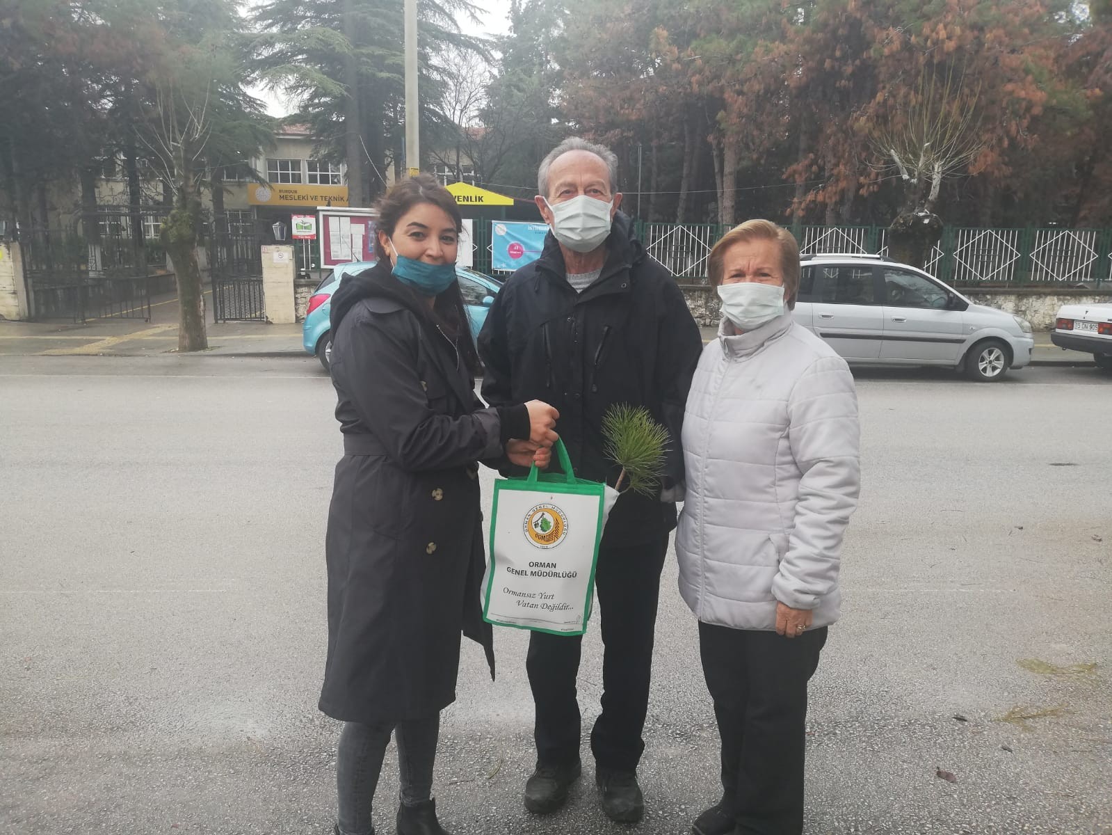 Çam ağacı kesimini önlemek için bin adet fidan dağıtıldı #burdur