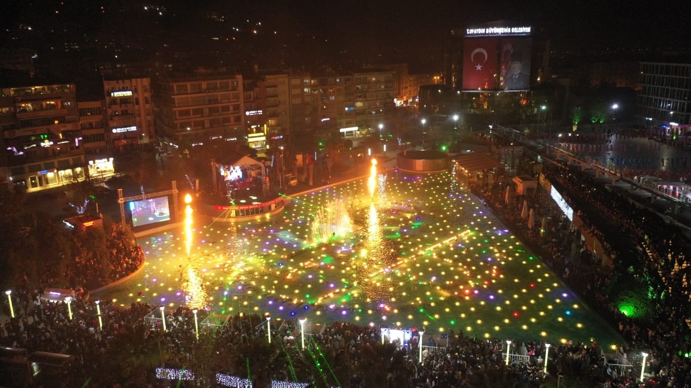 Büyükşehir’in yeni yıl kutlaması binlerce kişinin katılımı ile devam ediyor #aydin