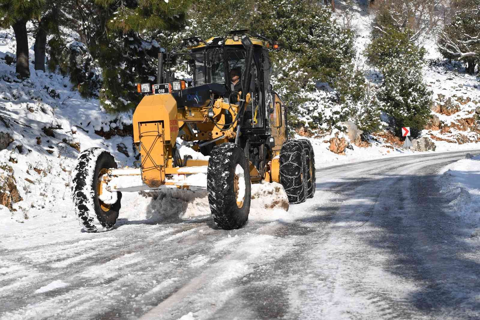 Konyaaltı Belediyesi ekipleri yağmur ve kara karşı teyakkuzda #antalya
