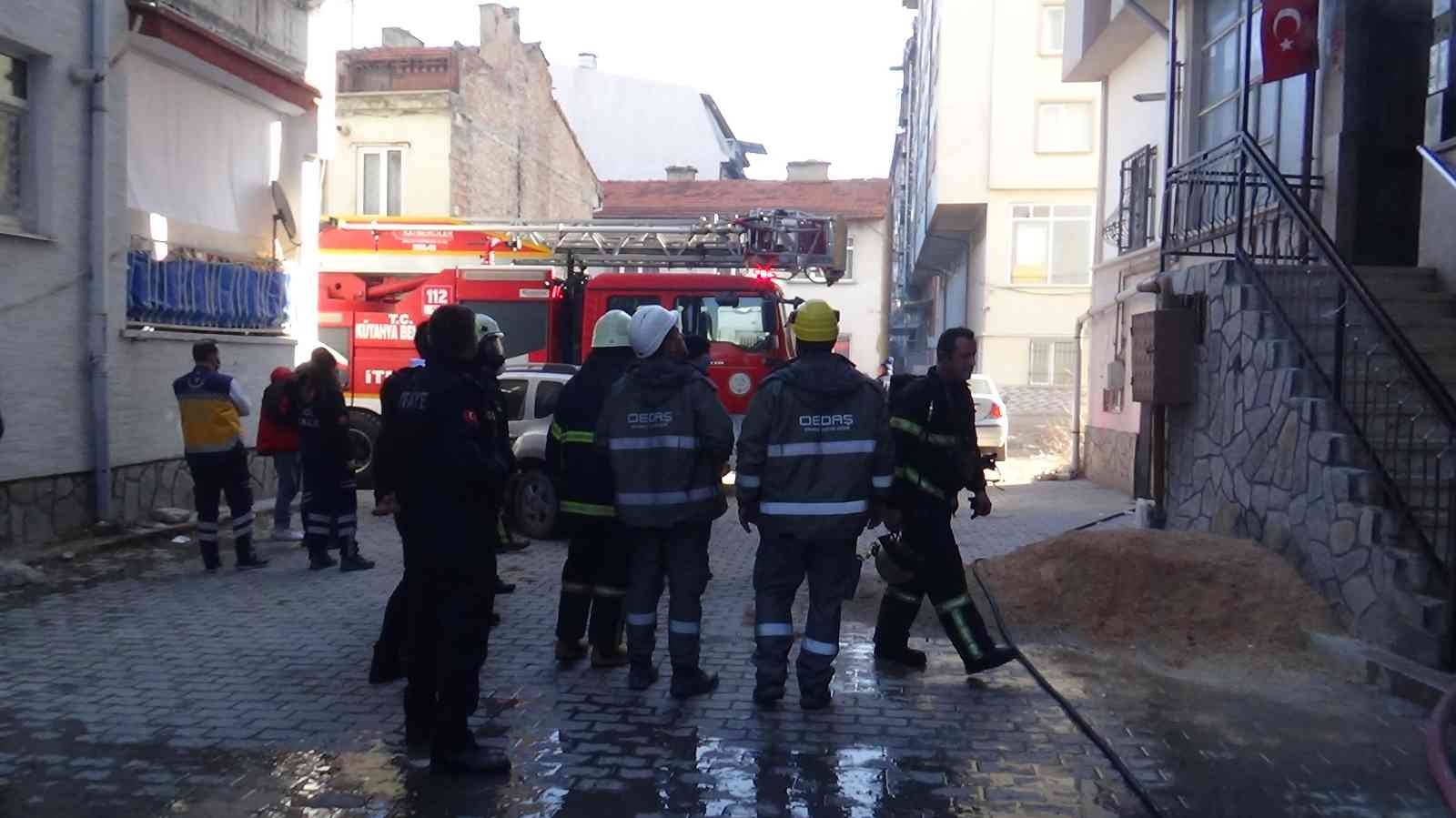Kütahya’daki yangında 3 kişi dumandan etkilendi #kutahya