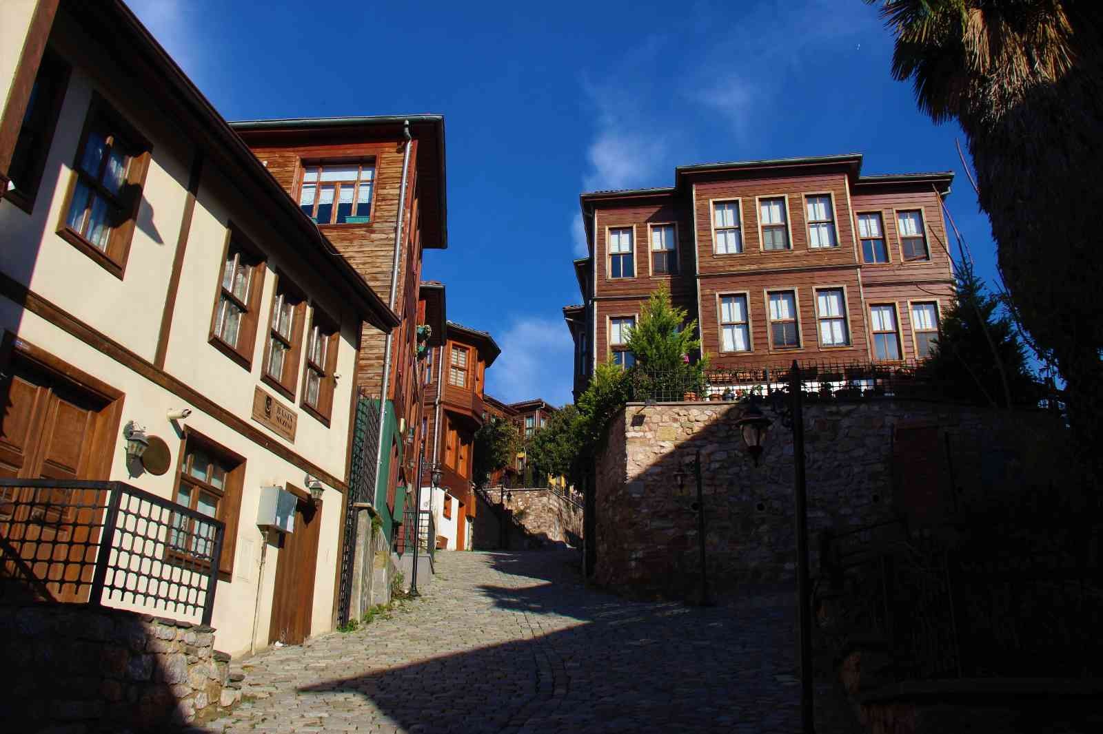 Tarih kokan sokak görenleri mest ediyor