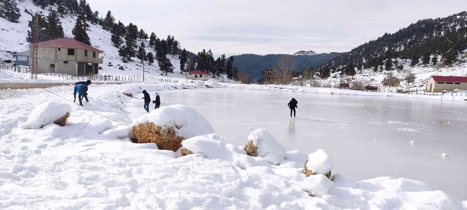Adana Göller Yaylası buz tutunca eğlence merkezine döndü #adana