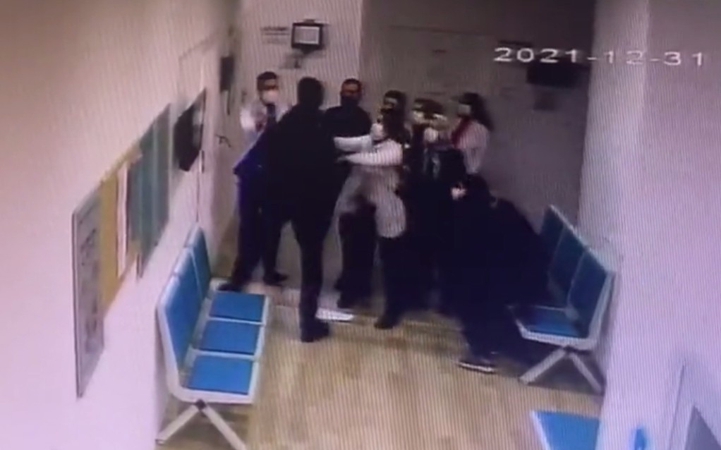 Avcılar’da Aile Sağlığı Merkezi’nde doktora yumruklu saldırı kamerada #istanbul