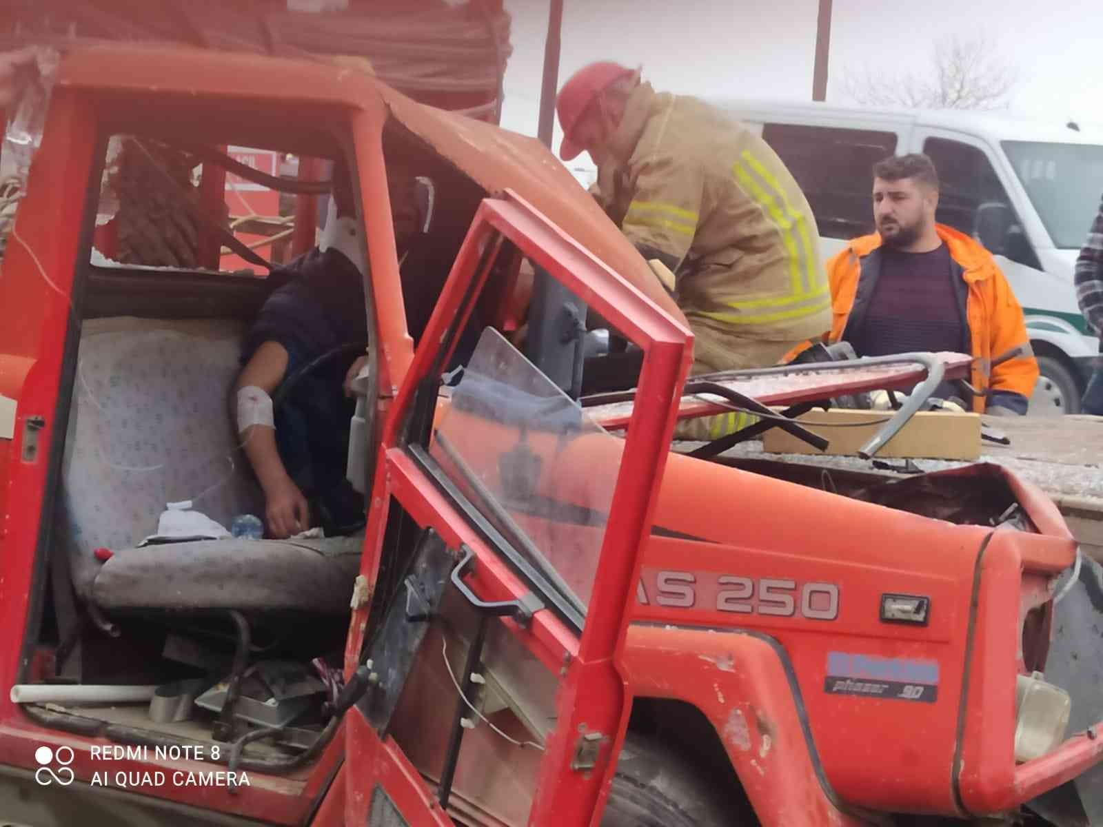 Bursa’da faciadan dönüldü...TIR’a çarpan kamyonette sıkışan sürücü böyle kurtarıldı