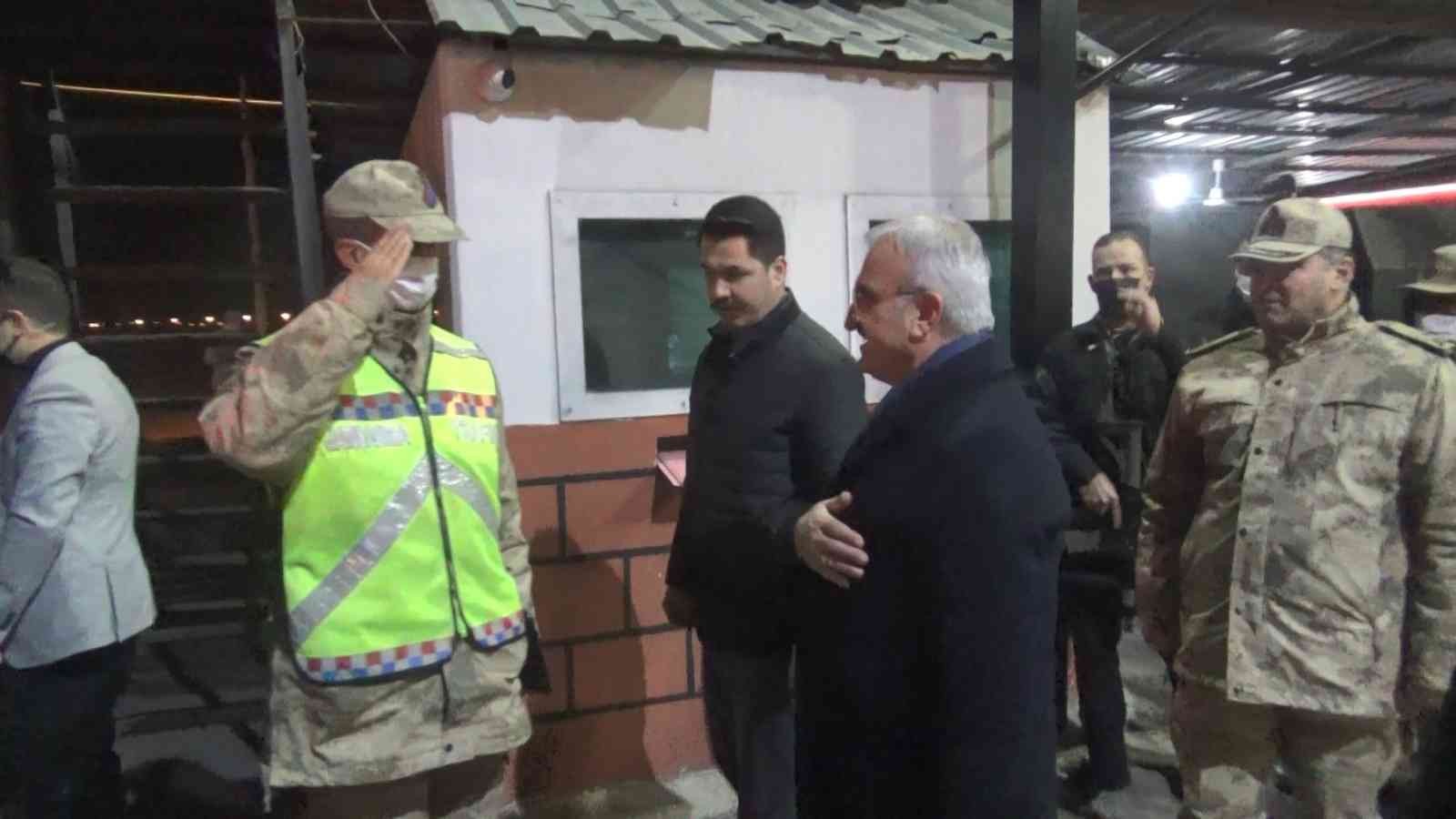 Diyarbakır Valisi Karaloğlu, yeni yılın ilk saatlerinde güvenlik güçlerini ziyaret etti #diyarbakir