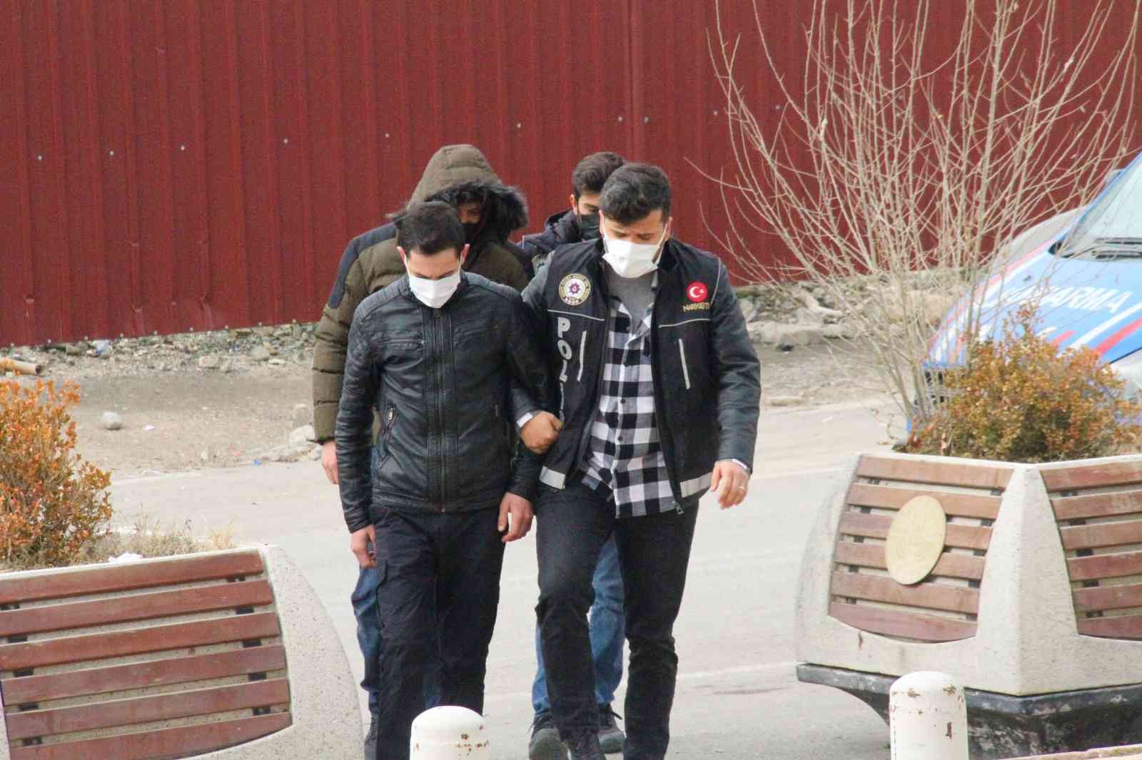 Elazığ’da yeni yılın ilk uyuşturucusu yastık kılıfının içinde yakalandı #elazig
