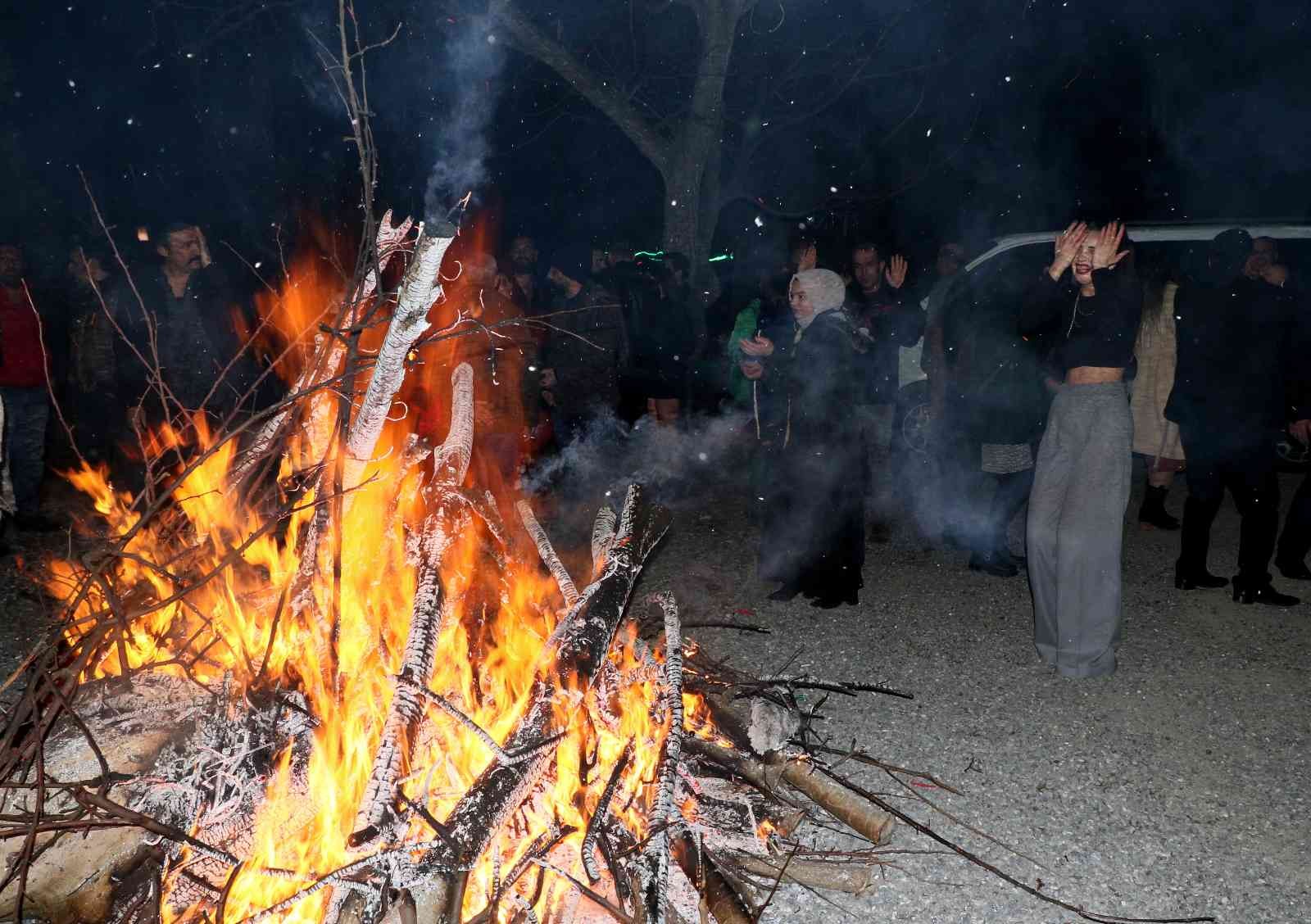 Buz gibi havada ateş başında halaylı yeni yıl coşkusu #erzincan