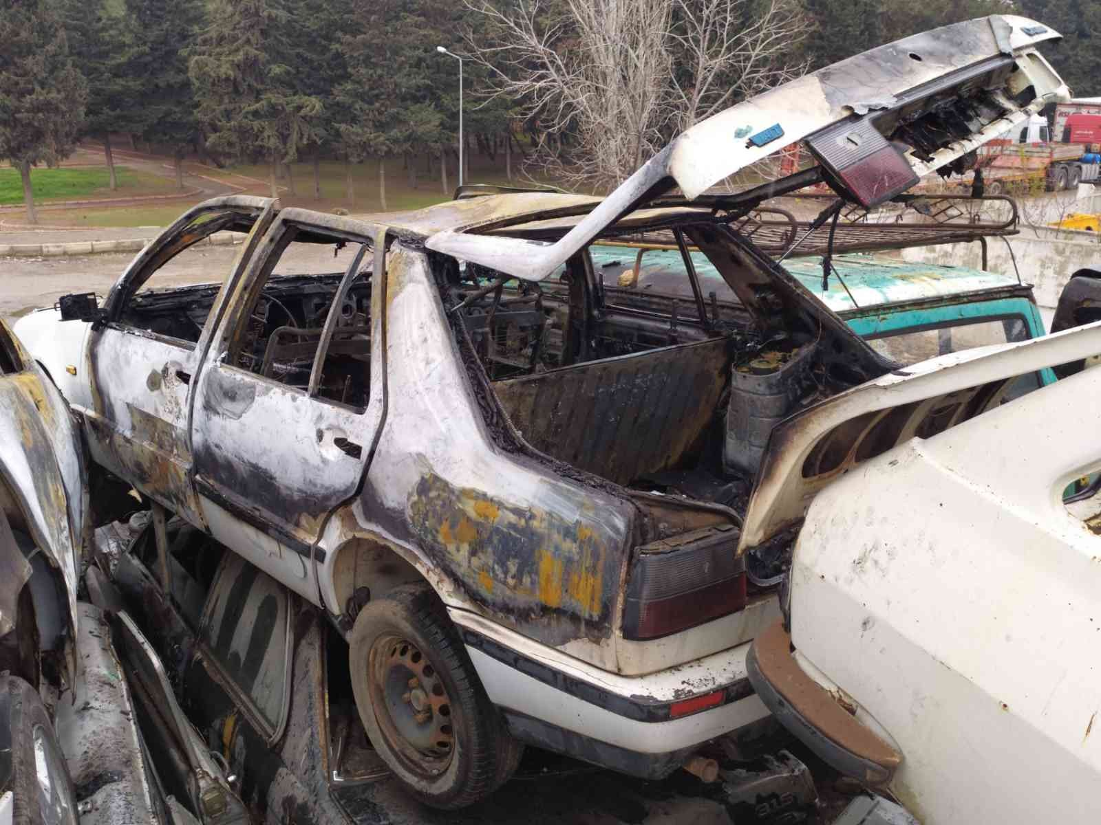 Gaziantep’te yanan otomobilin bagajında ceset bulundu #gaziantep