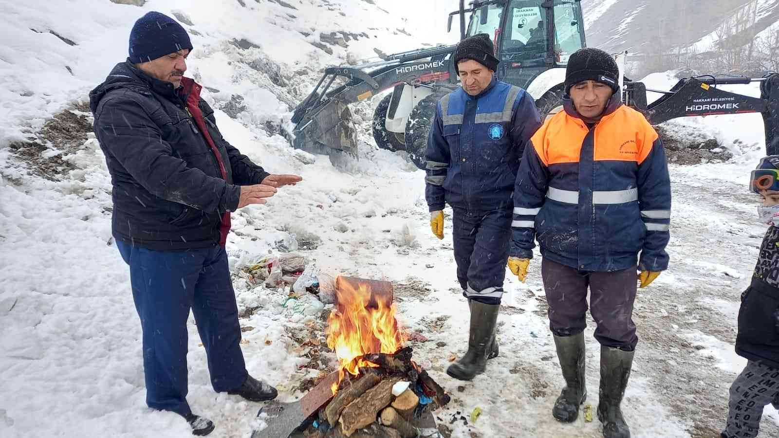 Belediye ekipleri zorlu kış şartlarına meydan okuyor #hakkari