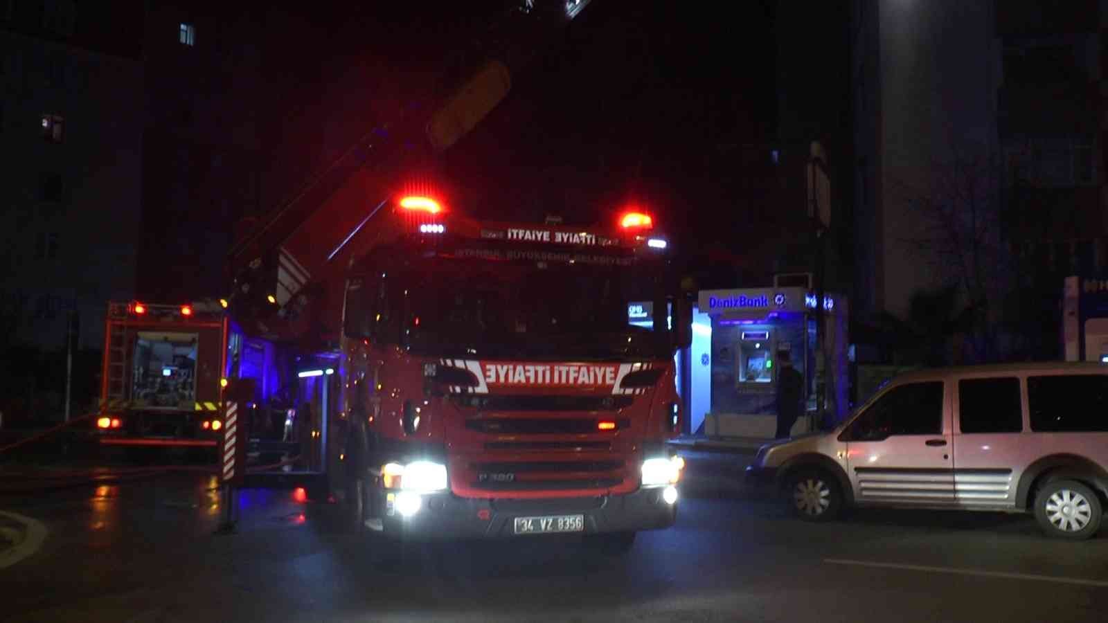Kartal’da yeni yılın ilk saatinde yangın paniği #istanbul