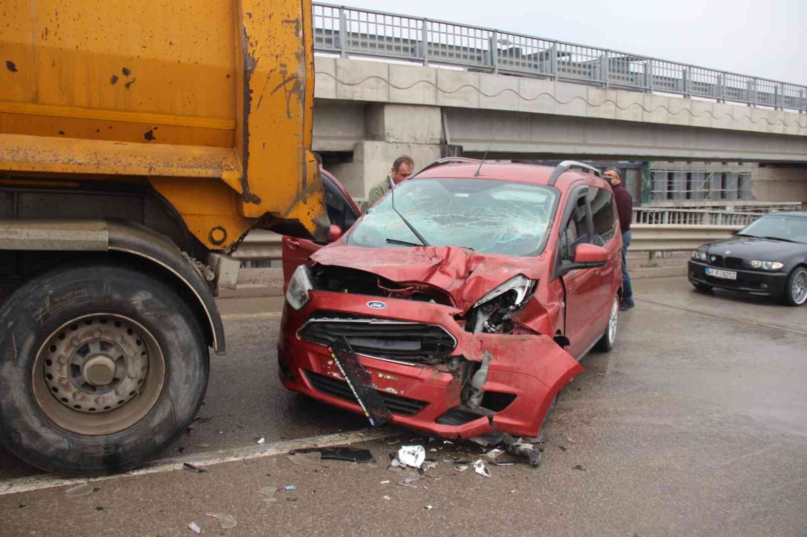 Tıra çarpan hafif ticari araçtaki kadın yaralandı #kocaeli