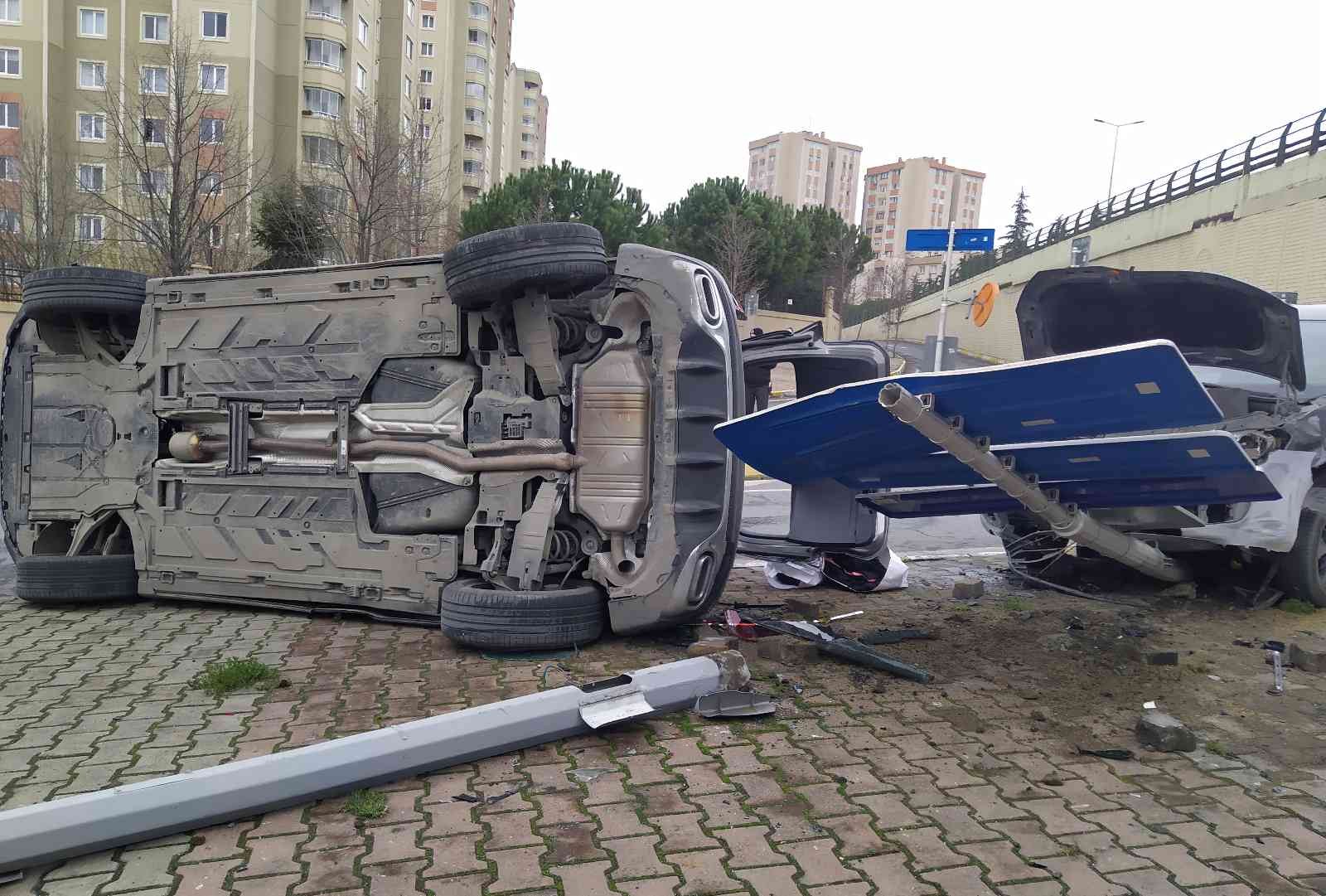 K k ekmece de Kav akta Kontrols z S r c ler Kaza Yapt 2 Yaral 